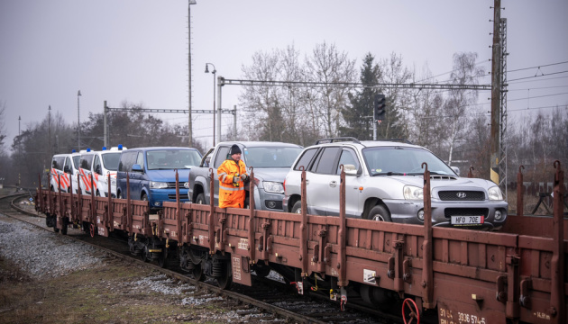 Чеські волонтери доставили до України 72 евакуаційні автомобілі