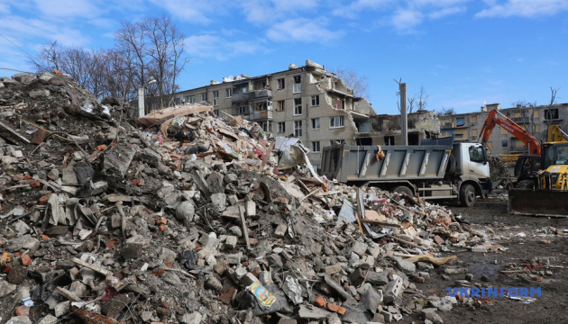 У Харкові завершили рятувальні роботи на місці влучання російської ракети в багатоповерхівку