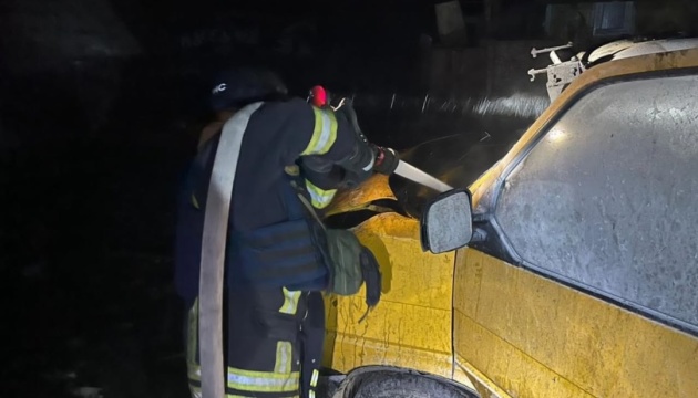 На Чернігівщині через падіння російського дрона горіли будинок та автівка