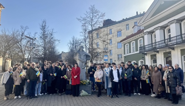 Українці Вільнюса декламували вірші Шевченка та поклали квіти до пам’ятника юному Кобзареві