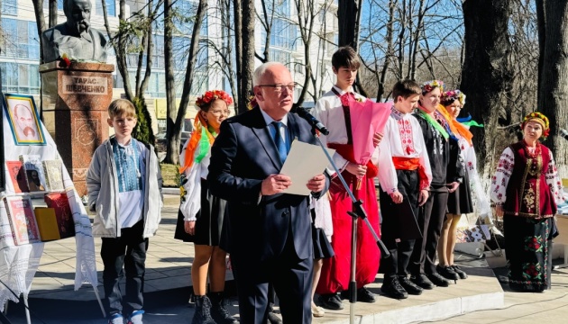 У Кишиневі вшанували пам’ять Кобзаря та передали понад тисячу книг українській гімназії