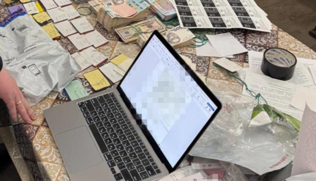 Правоохоронці викрили «схему» з паливними талонами на ₴218 мільйонів