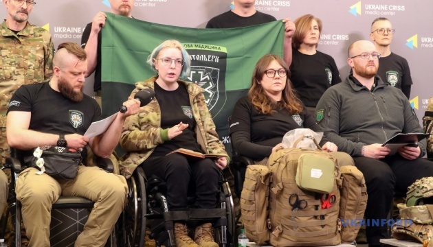 Народна депутатка України, засновниця та керівниця медичного батальйону «Госпітальєри» Яна Зінкевич (у центрі) під час брифінгу щодо звинувачень у можливій непрозорості використання коштів / Фото: Павло Багмут, Укрінформ