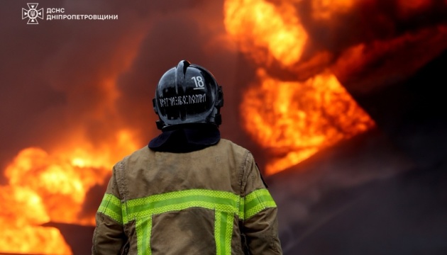 На Дніпропетровщині чотири дні гасили пожежу внаслідок російського удару