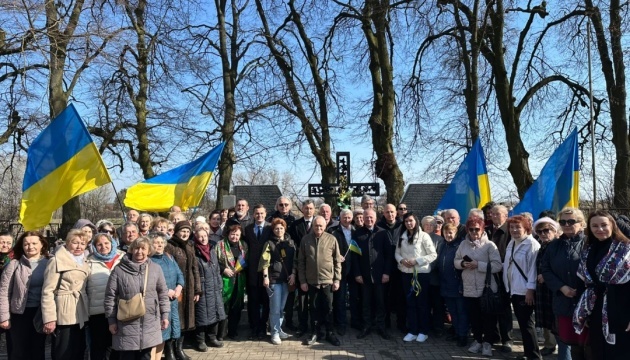 Społeczność ukraińska i dyplomaci uczcili pamięć poległych Ukraińców w Sahryniu w Polsce