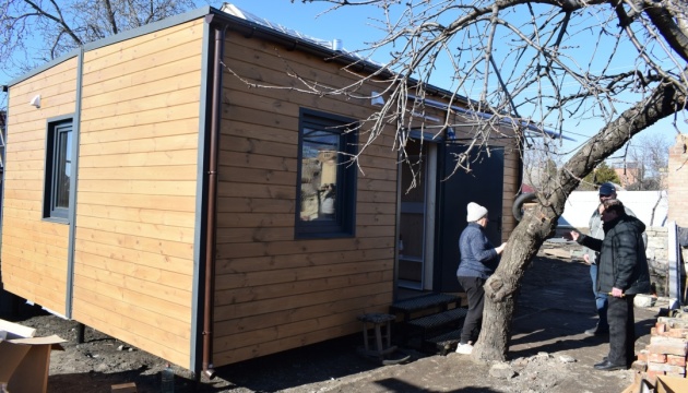 У Кропивницькому встановили третій модульний будинок для родин, які постраждали від обстрілу рік тому