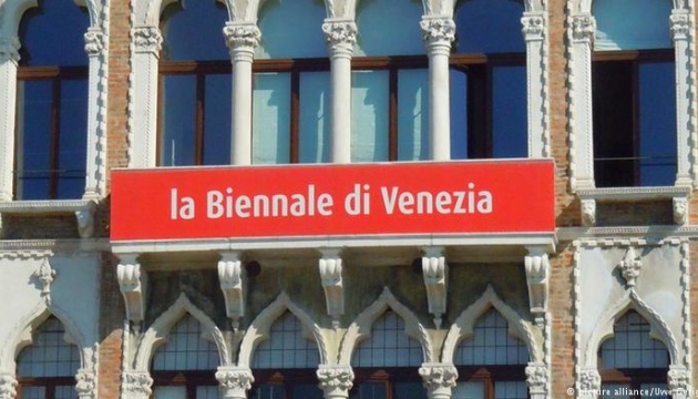 Les ministres de 22 pays signent une protestation contre la participation de la Russie à la Biennale de Venise