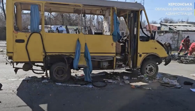 Атака на маршрутку в Херсоні: у лікарнях залишаються 16 поранених, двоє з них - у важкому стані