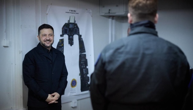 Zełenski spotkał się z ukraińskimi pilotami szkolącymi się w pilotażu F-16 w Rumunii