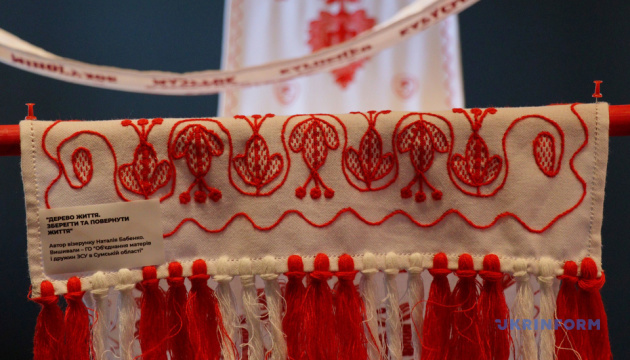 У Львові відкрили виставку «Рушник надії» на підтримку родин полонених