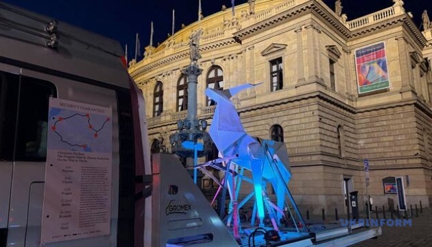 У Празі показали українську скульптуру з Покровська, яка їде на Венеційську бієнале