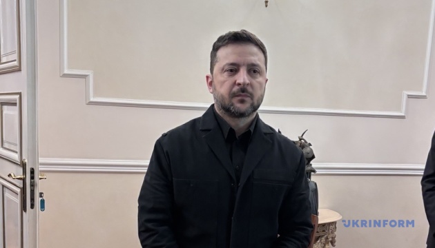 Зеленський про переговори: Місце досі не узгодили через різні позиції США та Росії - «ціла Санта-Барбара»