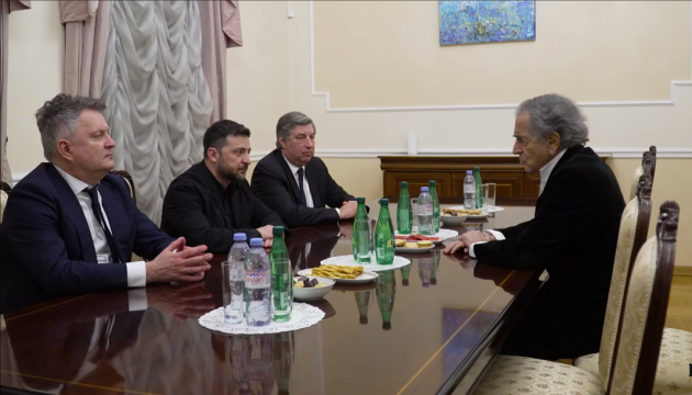 Поширює правду про російську війну: Зеленський зустрівся у Парижі з філософом Бернаром-Анрі Леві