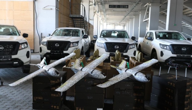 Львівщина передала військовим 160 безпілотних систем та шість пікапів 