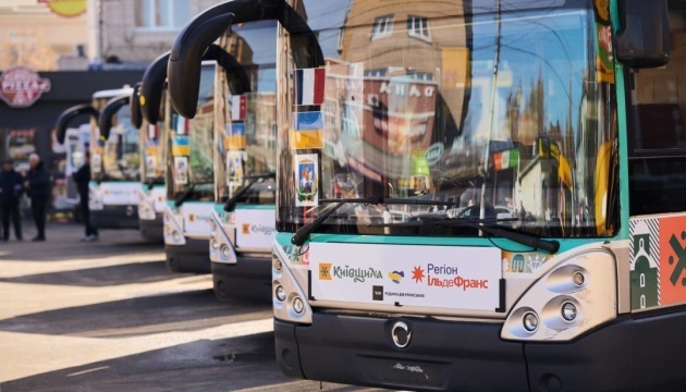 La communauté dans la région de Kyiv a reçu 5 bus offerts par la France