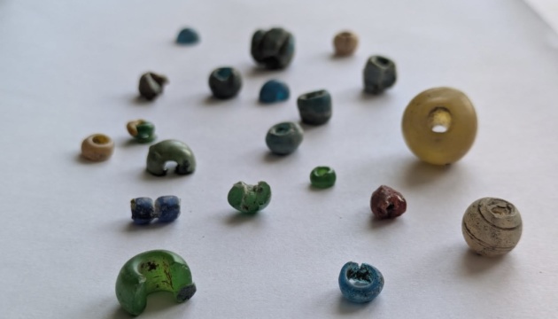 Біля Галича археологи виявили колекцію скляних намистин X-XIII століть