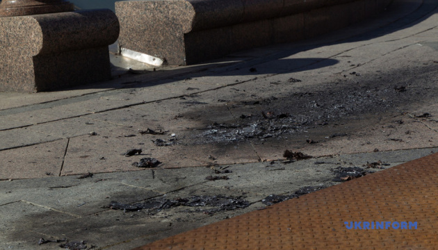 Kyjiw unter Drohnen- und Raketenangriff, Trümmerteile abgeschossener Luftziele auf Maidan