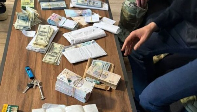 На хабарі затримали двох високопосадовців обласних управлінь СБУ