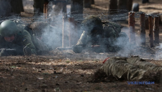 Новобранці Харківського прикордонного загону долають смуги перешкод із психологічним навантаженням / Фото: В'ячеслав Мадієвський, Укрінформ