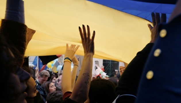 La moitié des Ukrainiens soutiennent l'organisation d'un référendum sur un accord de paix