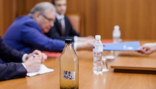 У МЗС Молдови російському послу вручили пляшку із забрудненою водою з Дністра