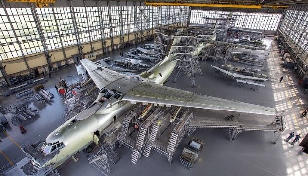 À Staraïa Roussa, en Russie, des drones ukrainiens ont attaqué une usine de maintenance des avions