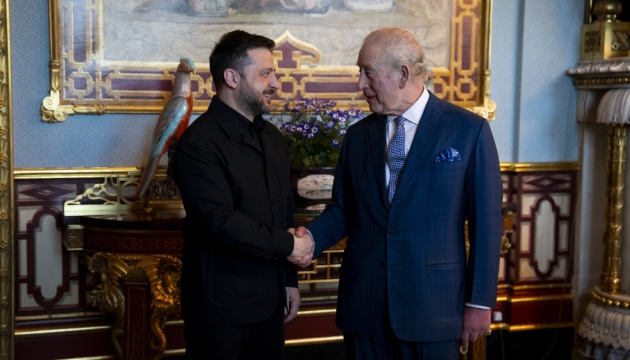 ゼレンシキー宇大統領、バッキンガム宮殿でチャールズ３世国王に謁見