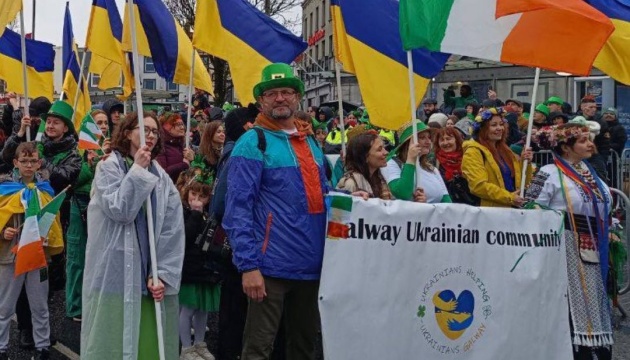 Синьо-жовті кольори на парадах в Ірландії: українці долучилися до Дня святого Патріка