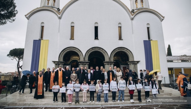 У Римі пройшла Хресна дорога за мир в Україні за участі іноземних дипломатів і дітей