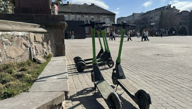 У центрі Тернополя заборонили рух електросамокатів та мопедів