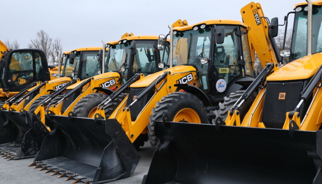 JICA передала громадам Запоріжжя та Чернігова 38 одиниць техніки для відновлювальних робіт