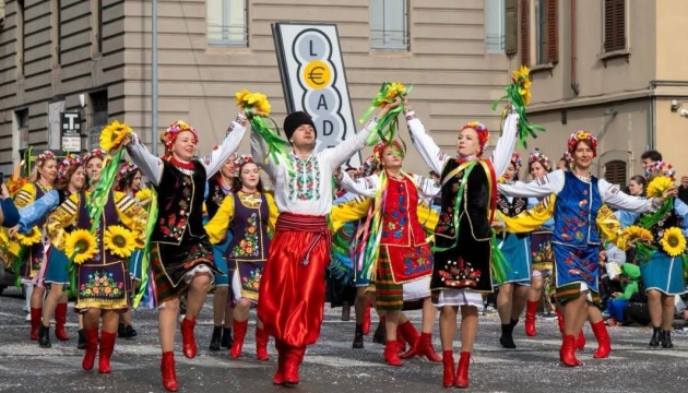 Українські «Соняшники» підкорили Бергамо: діаспора здобула нагороду на італійському карнавалі