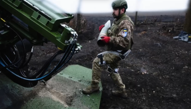 First in Defense Forces: paratroopers show how they test exoskeletons in combat conditions