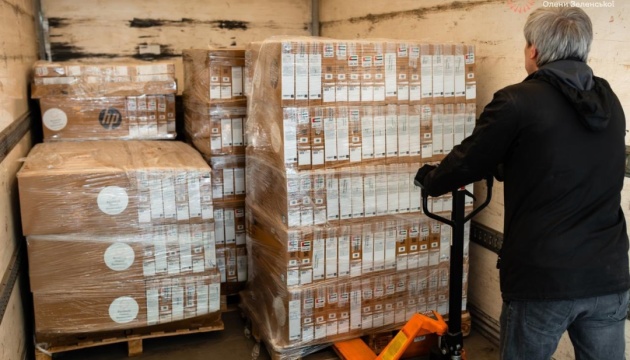 Фундація Олени Зеленської передала 1300 ноутбуків школярам Запорізької області