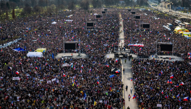 У Празі проходить багатотисячний мітинг проти уряду Бабіша