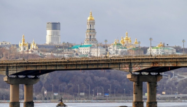 Pipeline accident occurs on Paton Bridge in Kyiv, some residents without heating
