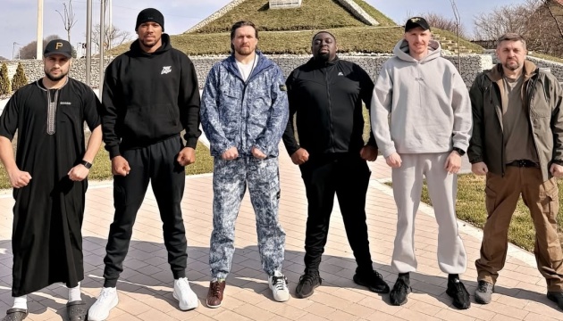 Боксер Ентоні Джошуа вперше прибув до України і відвідав меморіал у Києві