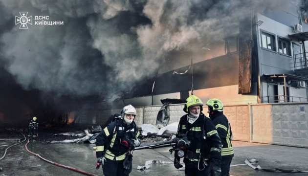 На Київщині горять склади на площі 5500 квадратних метрів - можливе задимлення у столиці