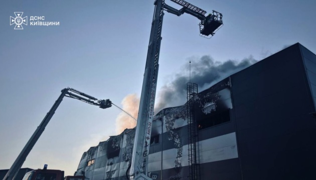 Масштабну пожежу на Київщині ліквідували, є постраждалий