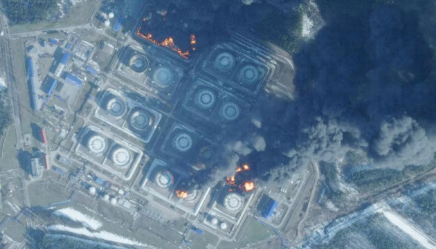 У терміналі російського порту Приморськ після атаки дронів палають щонайменше чотири нафтові резервуари