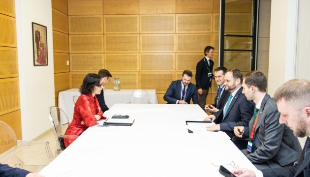 Кулеба обговорив із комісаркою ЄС запуск fast-track фінансування для швидшого відновлення після обстрілів