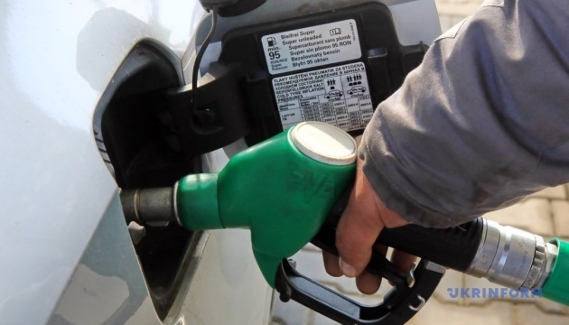 Бензин подешевшав, а дизпальне подорожчало: які ціни 27 березня на АЗС