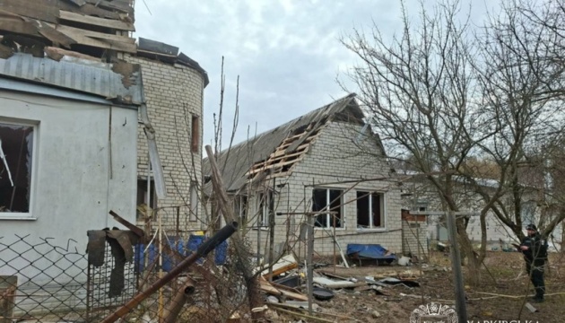 На Харківщині росіяни вдарили безпілотником по Дергачах, поранена жінка