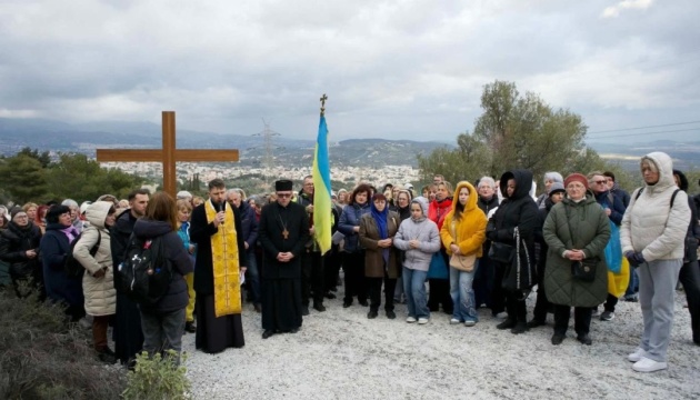 Українці з Афін провели хресну ходу на гору Піанія