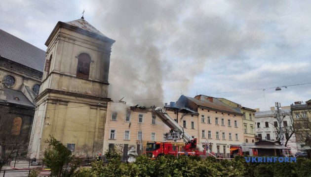 Rusia ataca un edificio residencial en Lviv con un dron; se reportan víctimas