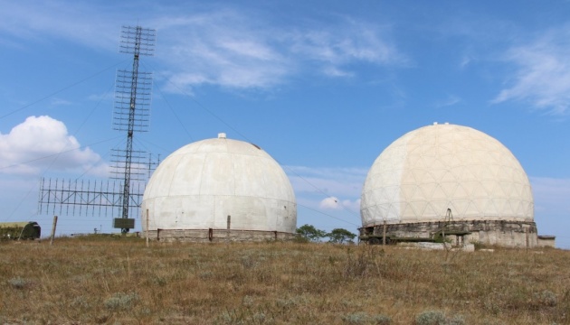 Супутник зафіксував пошкодження радіопрозорих куполів російських РЛС під Євпаторією