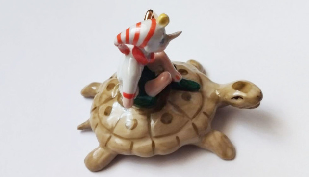 Херсонський художній музей отримав від Київської митниці конфісковану порцелянову мініатюру