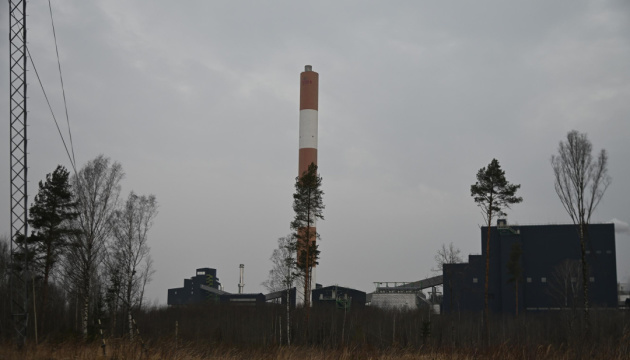 В Естонію з території Росії залетів дрон і врізався у трубу електростанції