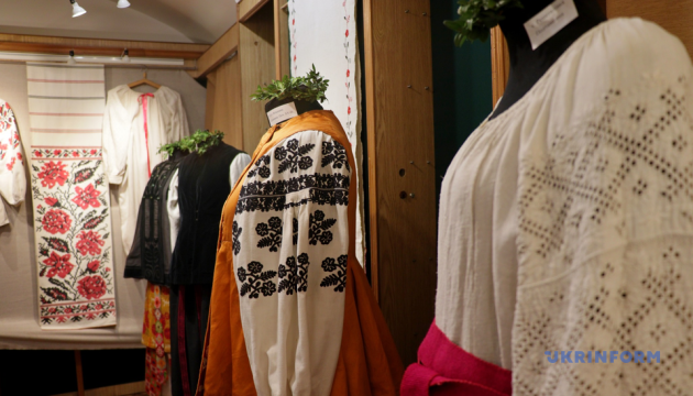 У Львові відкрилась виставка вишитих рушників, сорочок та строїв кінця ХІХ - початку ХХ століття