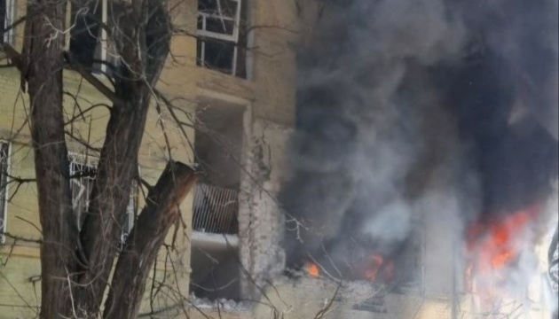 Ворог вдарив по Дніпру - пошкоджена багатоповерхівка, є постраждалі